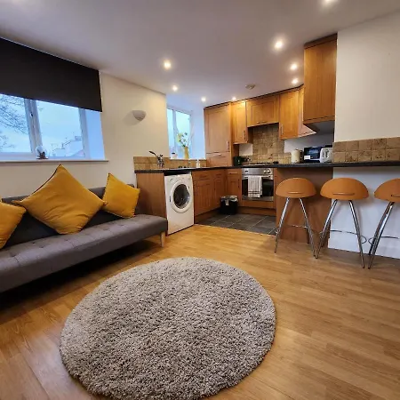 Entire Flat, Bright & Open With Own Entrance