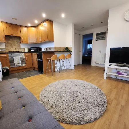 Apartment Entire Flat, Bright & Open With Own Entrance Leeds (West Yorkshire)