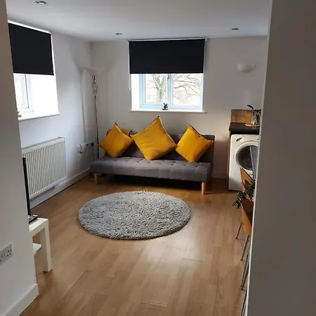 Entire Flat, Bright & Open With Own Entrance * ليدز