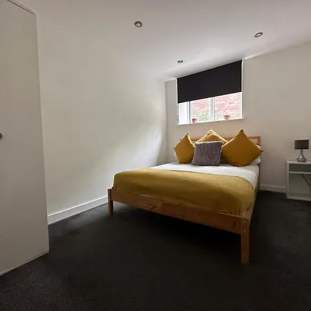 Entire Flat, Bright & Open With Own Entrance * ليدز